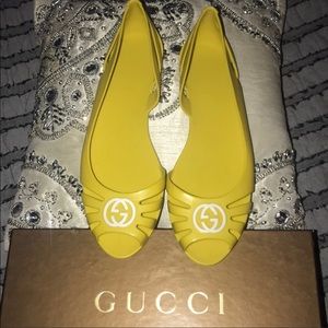 BRAND NEW GUCCI JELLY SANDALS. NEVER WORN.